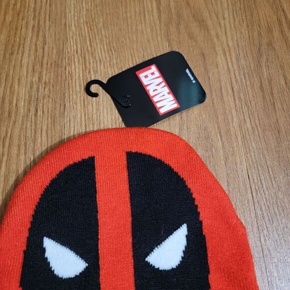 Marvel X Lids Exclusive Deadpool Beanie Hat Red Black White Cable Knit New - Picture 4 of 6